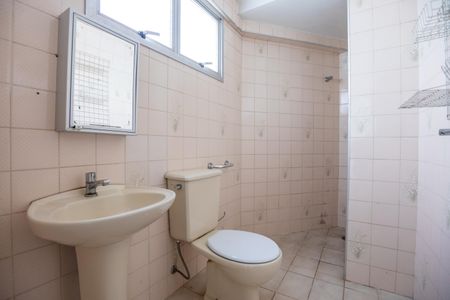 Banheiro de apartamento à venda com 1 quarto, 39m² em Centro, Campinas