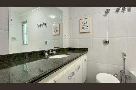Apartamento à venda com 150m², 3 quartos e 2 vagas Apartamento à venda com 150m², 3 quartos e 2 vagasBanheiro da Suíte