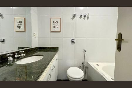 Apartamento à venda com 150m², 3 quartos e 2 vagas Apartamento à venda com 150m², 3 quartos e 2 vagasBanheiro da Suíte