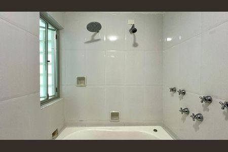 Apartamento à venda com 150m², 3 quartos e 2 vagas Apartamento à venda com 150m², 3 quartos e 2 vagasBanheiro da Suíte