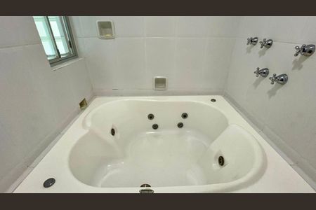 Apartamento à venda com 150m², 3 quartos e 2 vagas Apartamento à venda com 150m², 3 quartos e 2 vagasBanheiro da Suíte