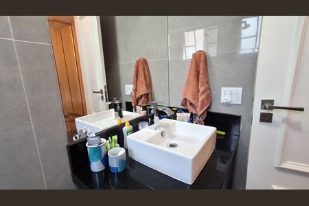 Casa à venda com 206m², 4 quartos e 4 vagasBanheiro Suíte 2