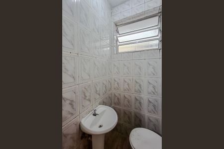 Banheiro de kitnet/studio para alugar com 1 quarto, 28m² em Liberdade, São Paulo