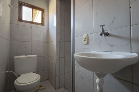 Banheiro de casa para alugar com 2 quartos, 55m² em Parque Maria Helena, Guarulhos