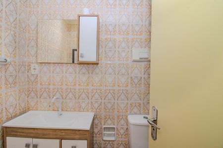 Banheiro de kitnet/studio para alugar com 1 quarto, 35m² em Passo D’areia, Porto Alegre