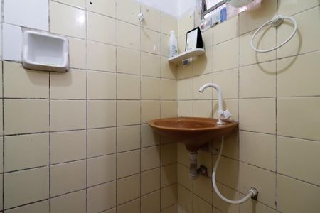 Banheiro de casa para alugar com 1 quarto, 50m² em Vila Caju, São Paulo