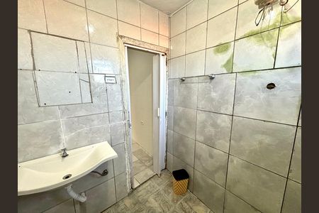 Banheiro de casa para alugar com 1 quarto, 40m² em Jardim Eliane, São Paulo
