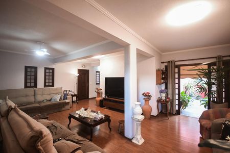 Casa à venda com 346m², 6 quartos e 4 vagas Casa à venda com 346m², 6 quartos e 4 vagasSala da Casa 3