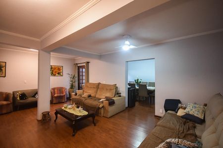Casa à venda com 346m², 6 quartos e 4 vagas Casa à venda com 346m², 6 quartos e 4 vagasSala da Casa 3