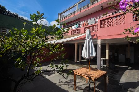 Casa à venda com 346m², 6 quartos e 4 vagas Casa à venda com 346m², 6 quartos e 4 vagasQuintal da Casa 3
