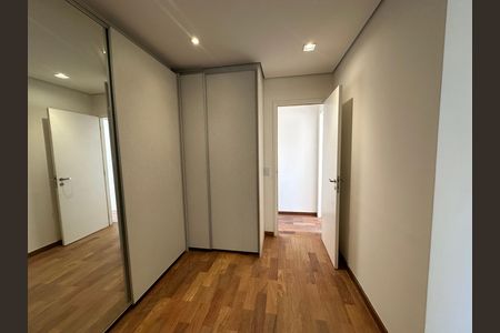 Apartamento para alugar com 144m², 3 quartos e 2 vagas Apartamento para alugar com 144m², 3 quartos e 2 vagasCloset da suíte 3