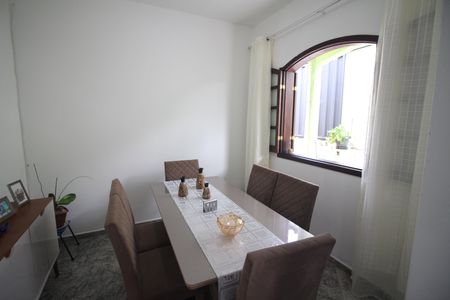 Casa à venda com 110m², 3 quartos e 2 vagasSala