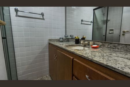 Apartamento para alugar com 100m², 3 quartos e 2 vagasBanheiro Social 