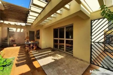 Casa à venda com 243m², 4 quartos e 3 vagasFoto 02