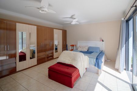 Casa à venda com 330m², 4 quartos e 2 vagasSuíte 1