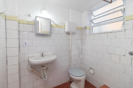 Banheiro de apartamento à venda com 1 quarto, 26m² em Azenha, Porto Alegre