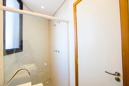 Apartamento para alugar com 60m², 2 quartos e 2 vagasBanheiro do quarto 1