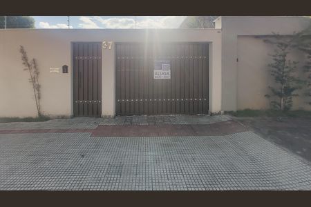 Casa para alugar com 162m², 3 quartos e 8 vagasFachada