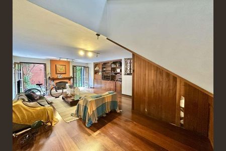 Casa à venda com 227m², 4 quartos e 4 vagasSala