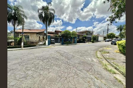 Casa à venda com 227m², 4 quartos e 4 vagasFachada