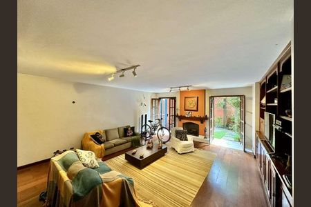 Casa à venda com 227m², 4 quartos e 4 vagasSala