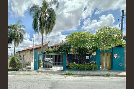 Casa à venda com 227m², 4 quartos e 4 vagasFachada