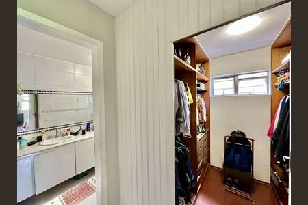 Casa à venda com 227m², 4 quartos e 4 vagasCloset