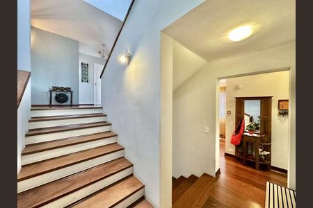 Casa à venda com 227m², 4 quartos e 4 vagasEscada