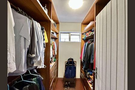 Casa à venda com 227m², 4 quartos e 4 vagasCloset