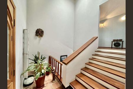 Casa à venda com 227m², 4 quartos e 4 vagasEscada