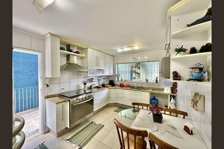 Casa à venda com 227m², 4 quartos e 4 vagasCozinha