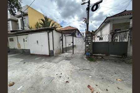 Casa à venda com 65m², 2 quartos e 2 vagasFachada + plaquinha