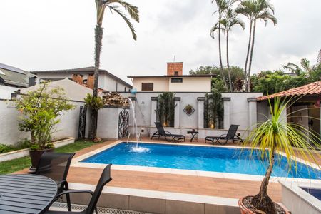 Casa de condomínio à venda com 300m², 4 quartos e 6 vagas Casa de condomínio à venda com 300m², 4 quartos e 6 vagasPiscina