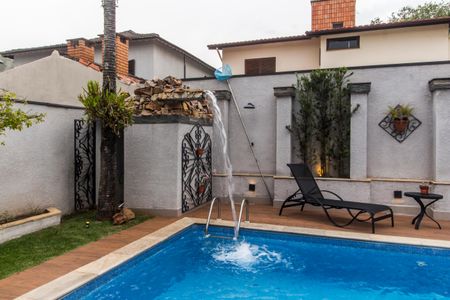 Casa de condomínio à venda com 300m², 4 quartos e 6 vagas Casa de condomínio à venda com 300m², 4 quartos e 6 vagasPiscina