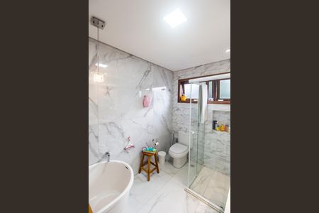 Casa de condomínio à venda com 300m², 4 quartos e 6 vagas Casa de condomínio à venda com 300m², 4 quartos e 6 vagasBanheiro da Suíte