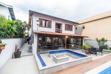 Casa de condomínio à venda com 300m², 4 quartos e 6 vagas Casa de condomínio à venda com 300m², 4 quartos e 6 vagasPiscina