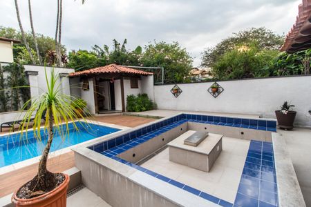 Casa de condomínio à venda com 300m², 4 quartos e 6 vagas Casa de condomínio à venda com 300m², 4 quartos e 6 vagasVaranda