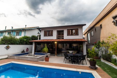 Casa de condomínio à venda com 300m², 4 quartos e 6 vagas Casa de condomínio à venda com 300m², 4 quartos e 6 vagasPiscina