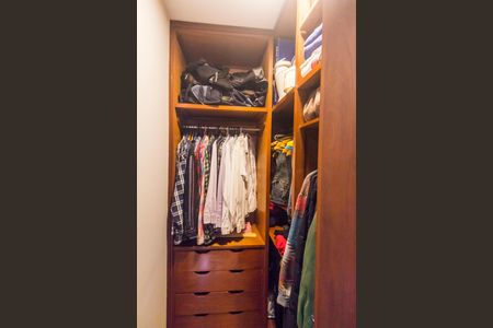 Casa de condomínio à venda com 300m², 4 quartos e 6 vagas Casa de condomínio à venda com 300m², 4 quartos e 6 vagasCloset da suíte