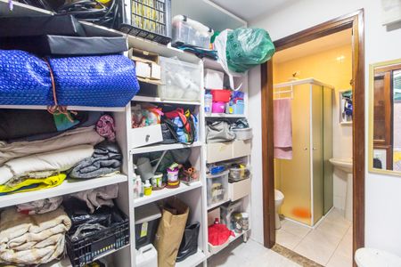 Casa de condomínio à venda com 300m², 4 quartos e 6 vagas Casa de condomínio à venda com 300m², 4 quartos e 6 vagasQuarto de Serviço