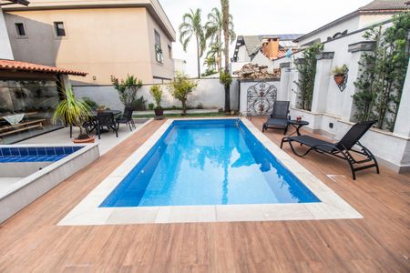 Casa de condomínio à venda com 300m², 4 quartos e 6 vagas Casa de condomínio à venda com 300m², 4 quartos e 6 vagasPiscina