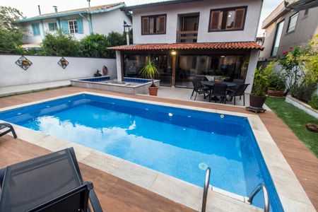 Casa de condomínio à venda com 300m², 4 quartos e 6 vagas Casa de condomínio à venda com 300m², 4 quartos e 6 vagasPiscina