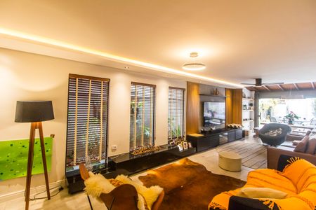 Casa de condomínio à venda com 300m², 4 quartos e 6 vagas Casa de condomínio à venda com 300m², 4 quartos e 6 vagasSala