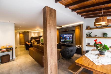 Casa de condomínio à venda com 300m², 4 quartos e 6 vagas Casa de condomínio à venda com 300m², 4 quartos e 6 vagasSala