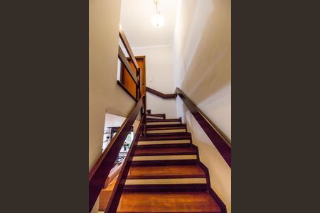 Casa de condomínio à venda com 300m², 4 quartos e 6 vagas Casa de condomínio à venda com 300m², 4 quartos e 6 vagasEscada