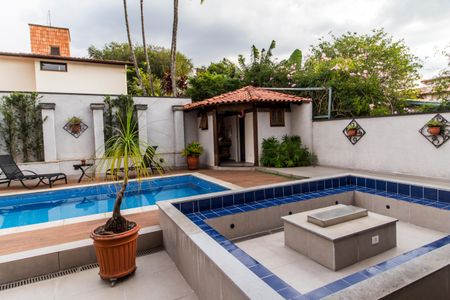 Casa de condomínio à venda com 300m², 4 quartos e 6 vagas Casa de condomínio à venda com 300m², 4 quartos e 6 vagasVista da Sala