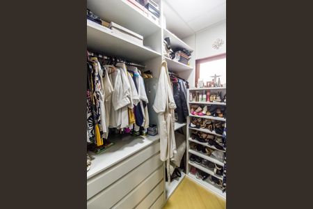 Casa de condomínio à venda com 300m², 4 quartos e 6 vagas Casa de condomínio à venda com 300m², 4 quartos e 6 vagasCloset da suíte