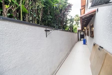 Casa de condomínio à venda com 300m², 4 quartos e 6 vagas Casa de condomínio à venda com 300m², 4 quartos e 6 vagasCorredor