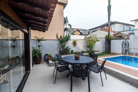 Casa de condomínio à venda com 300m², 4 quartos e 6 vagas Casa de condomínio à venda com 300m², 4 quartos e 6 vagasVaranda