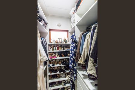 Casa de condomínio à venda com 300m², 4 quartos e 6 vagas Casa de condomínio à venda com 300m², 4 quartos e 6 vagasCloset da suíte